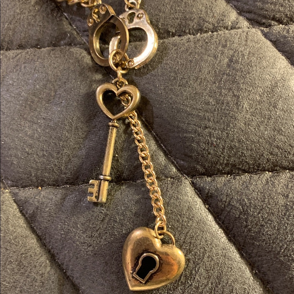 Handcuffs, key and keyhole pendants on 16” gold tone novelty necklace - Picture 2 of 4